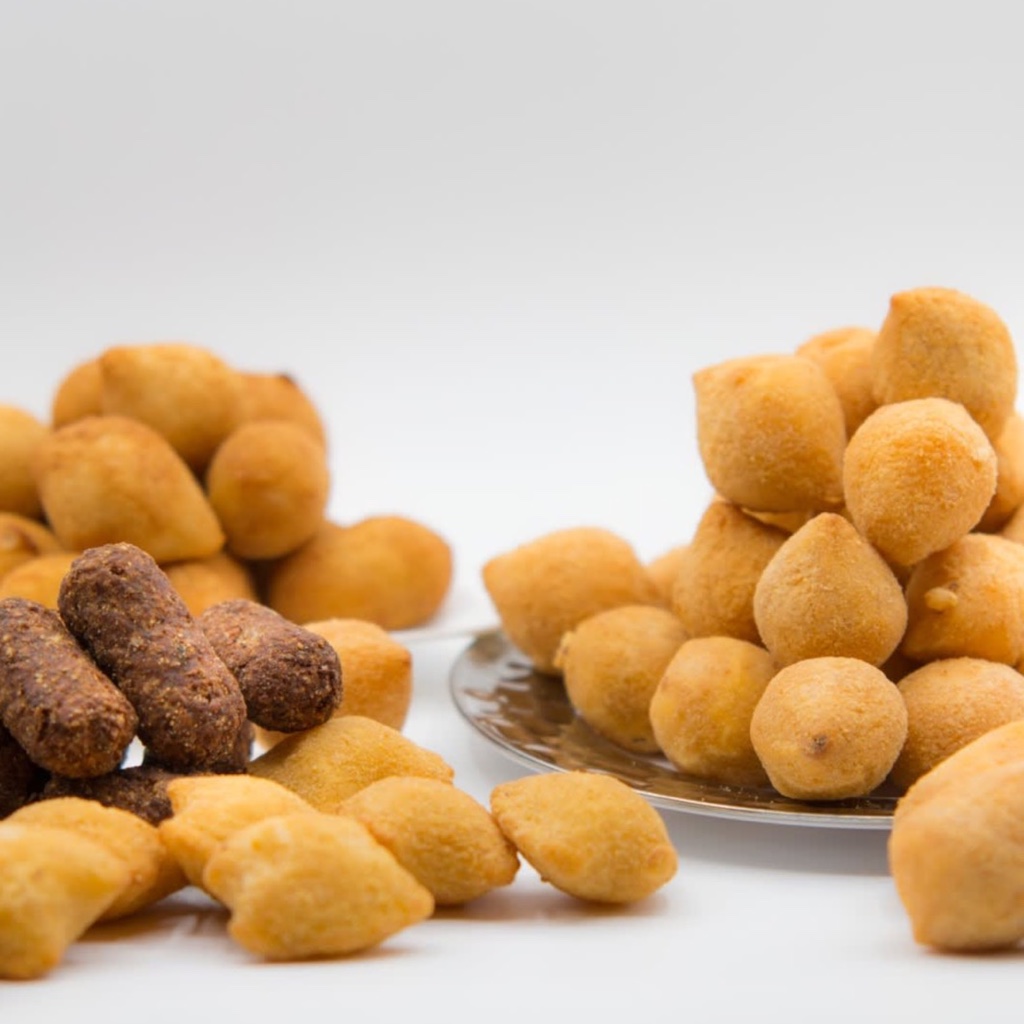 Variedade de mini salgados brasileiros para festas, com coxinhas, quibes e risoles